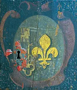 Blason de l'abbaye sur la châsse en bois peint de saint Austremoine (XVIe siècle) réalisée par un artiste nommé « C. Marye ».