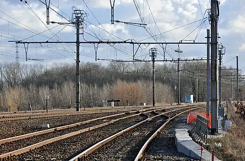 La jonction "Y Blauwe Toren", où la ligne 51A venant de Zeebruges (à l'arrière-plan à gauche) rejoint la ligne 51 de Blankenberge à Bruges (les deux voies à l'avant-plan).