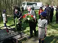 Cérémonie pour le 65e&nbsp;anniversaire de la libération des camps sur le site du Judenlager de Blechhammer. Dépôt de gerbes devant le four crématoire.