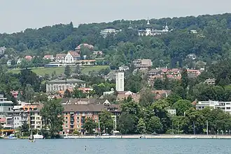 L'hôtel vu du lac de Zürich.