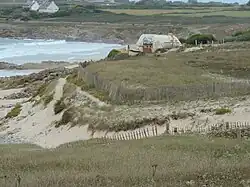 Blockhaus situé sur la dune dominant la plage de Trez Goarem.