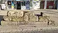 Vue latérale des blocs de grès installés symboliquement à l'emplacement de la forteresse