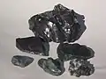 Morceaux de "slag" polis dans un lac.
