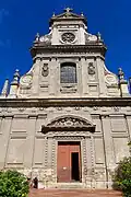 Façade jésuite, avec les symboles monarchiques des fleurs de lys et de la couronne