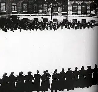 Les soldats tirant sur la foule lors du Dimanche rouge, scène fictive tirée du film Devjatoe Janvarja, de Viatcheslav Viskovski, en 1925Alain Jaubert: Le Commissariat aux archives. Éditions Barrault, 1986.