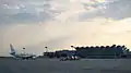 Un Boeing 737-300 à l'aéroport de Bucarest-Henri-Coandă.