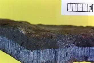 Amiante bleu (crocidolite) provenant de Wittenoom (Australie de l'Ouest). La règle mesure 1&nbsp;cm.