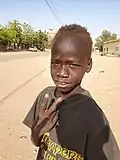 Jeune africain subsaharien aux yeux bleus.