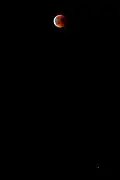 Lune rouge quelques minutes après la totalité avec Mars vue de Berlin en Allemagne à 21&nbsp;h&nbsp;18&nbsp;UTC.