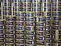 Pouldreuzic : la boutique de « La Maison du Pâté Hénaff », empilement de boîtes de pâté Hénaff de 1&nbsp;kg.