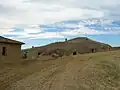 Bodegas creusées dans une colline à Moratinos.
