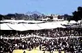 Environ 200&nbsp;000 personnes assistent à l'initiation de Kalachakra à Bodh Gaya en décembre 1985.