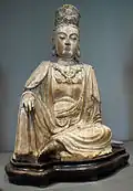 Le bodhisattva Avalokiteshvara Guanyin, assis en position de délassement, bois, XIVe s., musée Cernuschi, Paris.