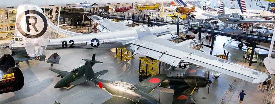 Photographie couleur de l'avion exposé dans un musée.