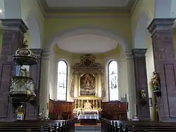 Vue intérieure de la nef vers le chœur