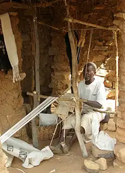 Confection des bandes de tissu à Songho