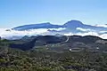 Le piton dans l'Bout au second plan à gauche ; au second plan à droite le piton Textor ; en arrière-plan le massif du Piton des Neiges.