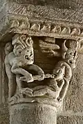 L'un des chapiteaux de l'église (le châtiment du bavard).