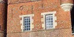Détail des motifs en briques vernissées: losanges et deux cœurs.