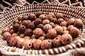 Perles en bois d'ébène fabriquées au Village artisanal de Soumbedioune, Sénégal.
