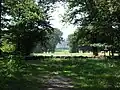 Vue de derrière du château depuis l’orée du bois.