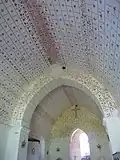 L'intérieur et le plafond peint.