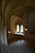 Un escalier en spirale à l'intérieur.