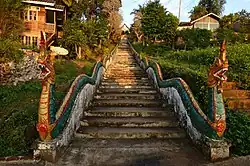 Escalier montant à la colline du temple