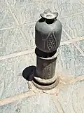 Potelet de mobilier urbain en forme de grenade.