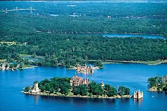 Vue aérienne du château de Boldt et de certaines des Mille-Îles.