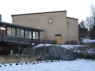 L'église et la salle paroissiale.