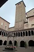 Le campanile vu du cloître.