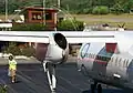 Sur le tarmac de La Môle, un Bombardier Dash 8-315…