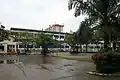 Vue d'ensemble du parking présidentielle de Bonanjo à Douala au Cameroun