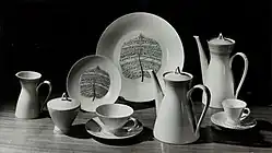Limage montre un service en céramique créé par Lucienne Day en collaboration avec Rosenthal, il comprend entre autre, des assiettes, une tasse, des théières ornées de feuilles et de pois.