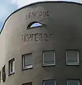Graffiti "Bonjour Tristesse" autour de l'oeil orienté est.