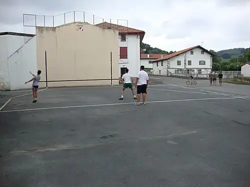 Un des frontons du village ; jeu de pelota pala à 2 contre 2.