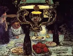 Tableau en clair-obscur où on distingue plusieurs personnages autour d'une table ronde et sous une lampe à suspension.