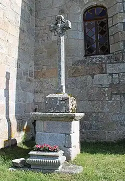 La croix monumentale du XVIe siècle près de l'église.