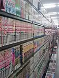 Rayonnage de mangas typique des magasins Book Off au Japon.