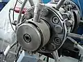Tête d'extrudeuse équipée d'une filière à trou circulaire.