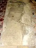 Dalle funéraire effacée d'un couple de seigneurs.