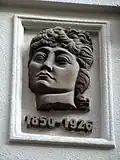Plaque commémorative. Auteurs : Borbereki-Kovács Zoltán (hu) et Neszták Béla