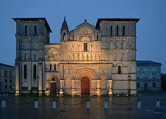 La façade de nuit.