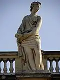 Thalie, muse de la comédie ; attributs : masque comique qu’elle tient dans les mains ; Pierre Berruer.
