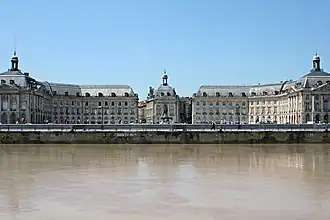 Place de la Bourse, bordée par l'hôtel des douanes à gauche, et le palais de la Bourse à droite, vue de la Garonne.