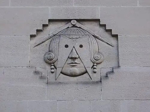 Mascaron Art déco de la rue de Mexico.