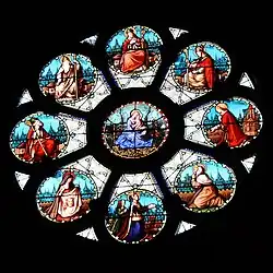 Verrière haute, nef gauche, représentant les saints autour de la Vierge Marie.