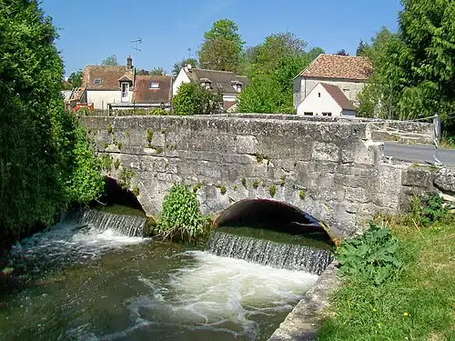 Le pont Saint-Martin sur la Nonette, avec sa petite cascade. La commune est drainée d'est en ouest par la Nonette (rivière) et ses zones humides