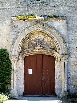 Le portail de l'église Saint-Martin, de la période de transition entre le roman et le gothique.